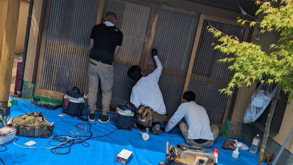 玄関4枚引き戸　枠まわり　剥離塗装｜兵庫県宝塚市