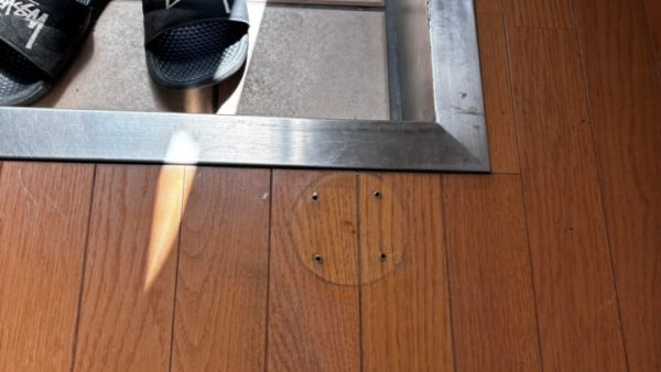 フローリングのビス穴補修（手すり撤去跡）｜大阪市平野区