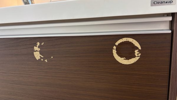 大阪府淀川区　キッチンのシール剥がし跡